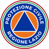 Cerchio con tricolore all'esterno, scritta circolare Protezione Civile Regione Lazio più internamente e simbolo internazionale di Protezione Civile - triangolo equilatero blu su sfondo arancione - al centro.